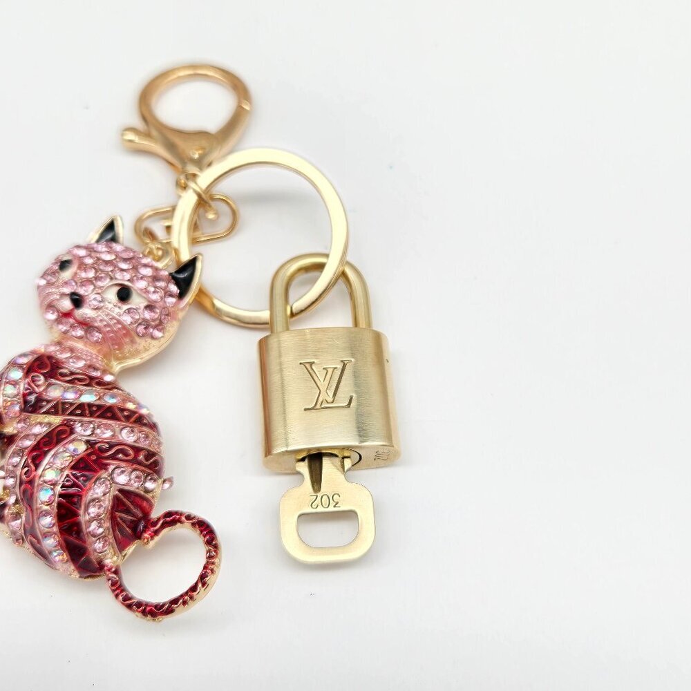 Authentic Louis Vuitton Padlock Gold 🔒 Key Set + Unbranded Cat Keychain Charm - Picture 5 of 10